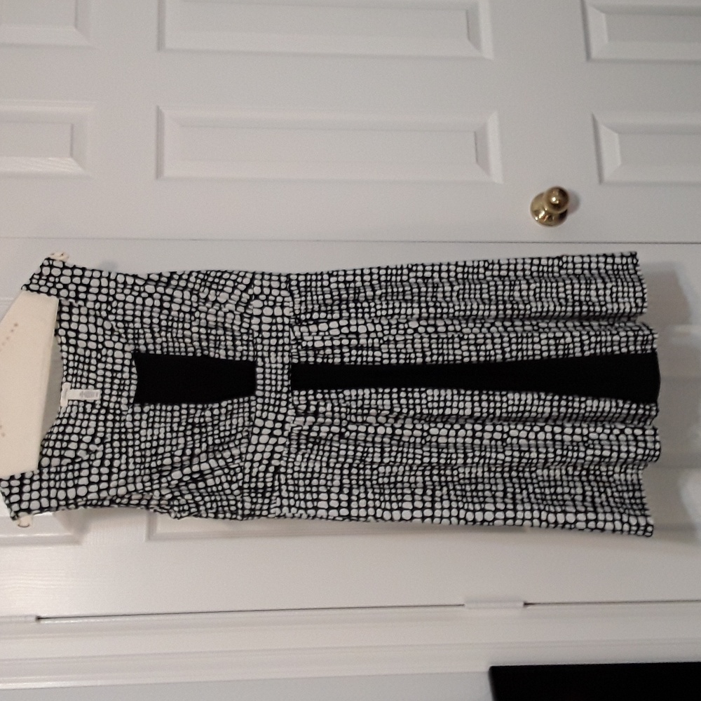Sleeveless black and white dress